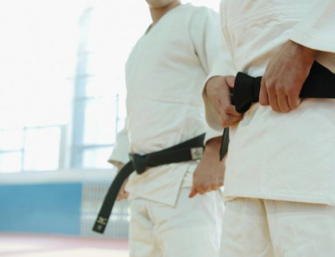 Właściwy mundur karate: Co musisz wiedzieć, aby znaleźć najlepsze dopasowanie